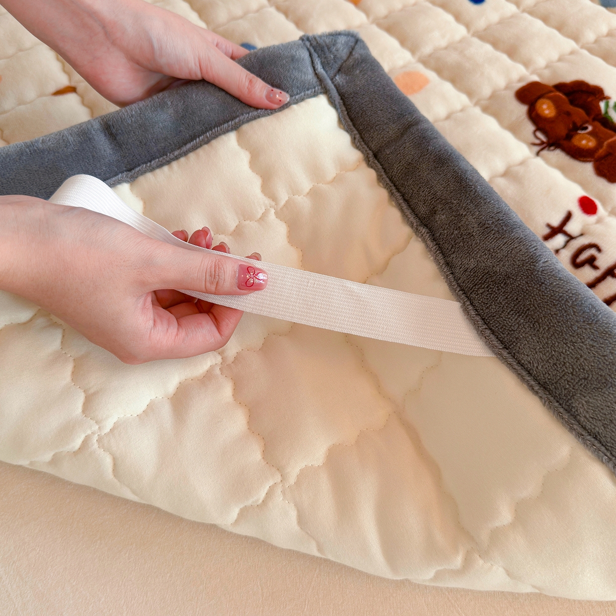 91家纺网 家纺一手货源 找家纺 韩巢家纺 冬季高低床2025款牛奶绒水晶边床垫床护垫学生床褥子宿舍寝室床褥铺底 水晶边-汪汪狗