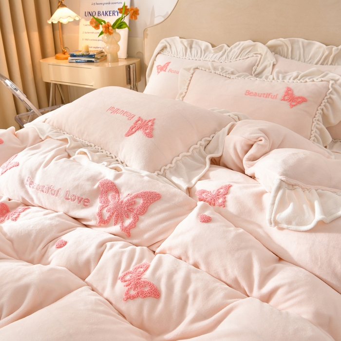 91家纺网 家纺一手货源 找家纺 梦之星 2025新款9斤毛巾绣韩式花边牛奶绒四件套 蝴蝶-淡粉