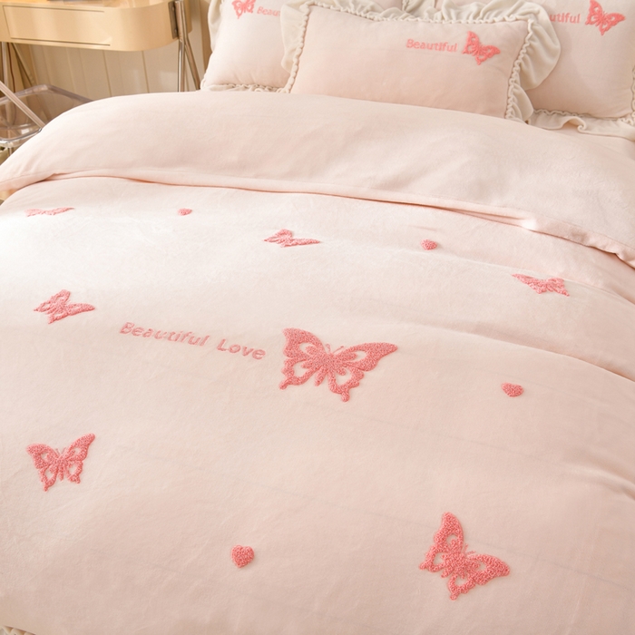 91家纺网 家纺一手货源 找家纺 梦之星 2025新款9斤毛巾绣韩式花边牛奶绒四件套 蝴蝶-淡粉