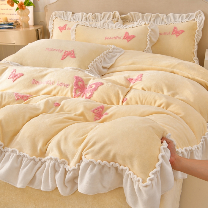 91家纺网 家纺一手货源 找家纺 梦之星 2025新款9斤毛巾绣韩式花边牛奶绒四件套 蝴蝶-淡黄