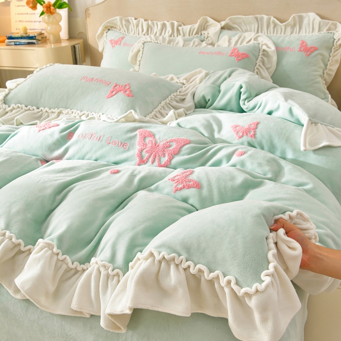 91家纺网 家纺一手货源 找家纺 梦之星 2025新款9斤毛巾绣韩式花边牛奶绒四件套 蝴蝶-淡绿