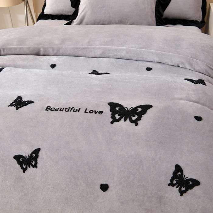 91家纺网 家纺一手货源 找家纺 梦之星 2025新款9斤毛巾绣韩式花边牛奶绒四件套 蝴蝶-灰