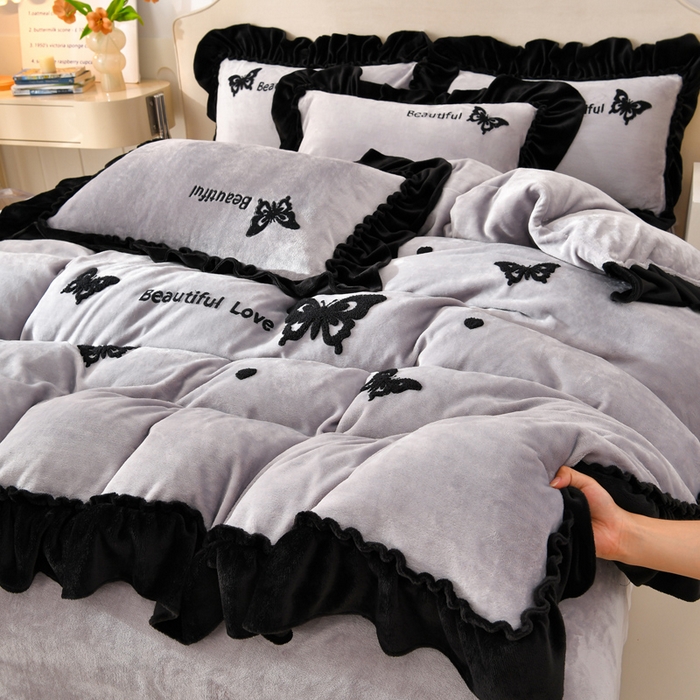 91家纺网 家纺一手货源 找家纺 梦之星 2025新款9斤毛巾绣韩式花边牛奶绒四件套 蝴蝶-灰