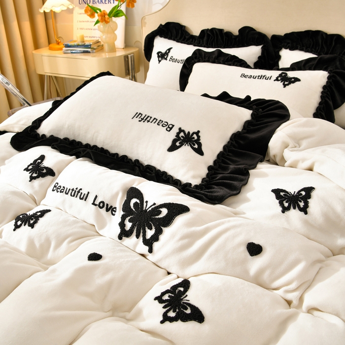 91家纺网 家纺一手货源 找家纺 梦之星 2025新款9斤毛巾绣韩式花边牛奶绒四件套 蝴蝶-米白