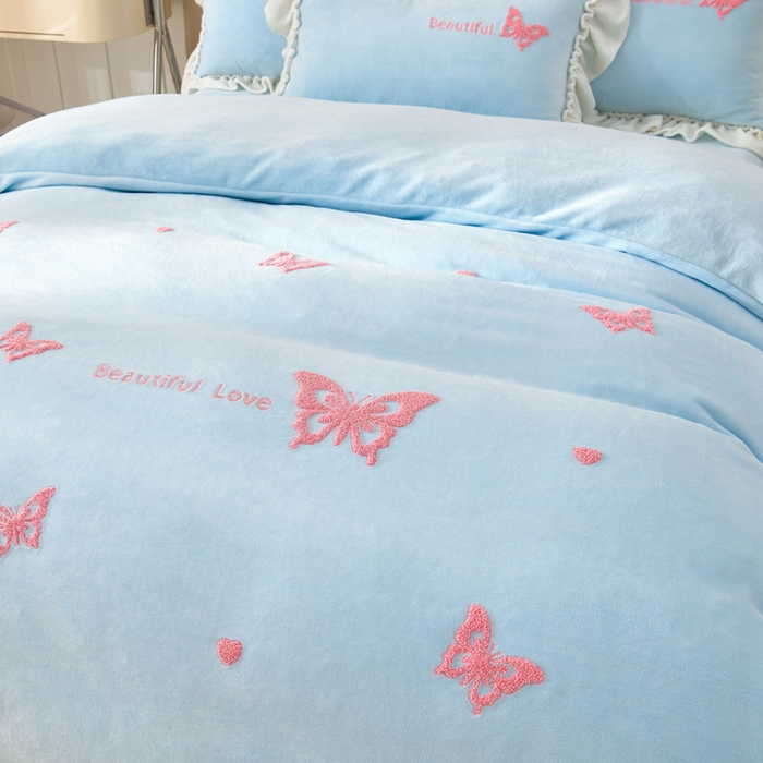 91家纺网 家纺一手货源 找家纺 梦之星 2025新款9斤毛巾绣韩式花边牛奶绒四件套 蝴蝶-天空蓝