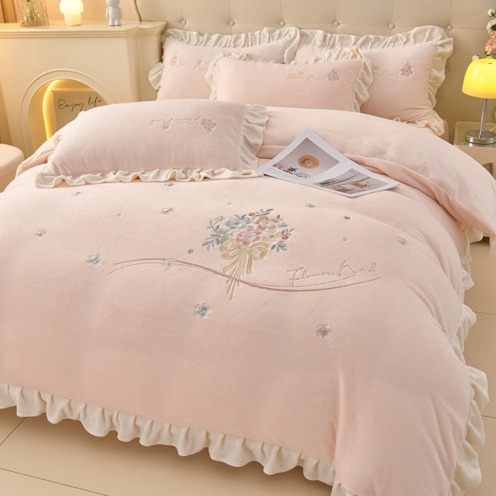 91家纺网 家纺一手货源 找家纺 梦之星 2025新款刺绣韩式花边牛奶绒四件套 花束-淡粉