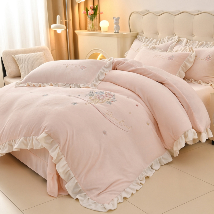 91家纺网 家纺一手货源 找家纺 梦之星 2025新款刺绣韩式花边牛奶绒四件套 花束-淡粉