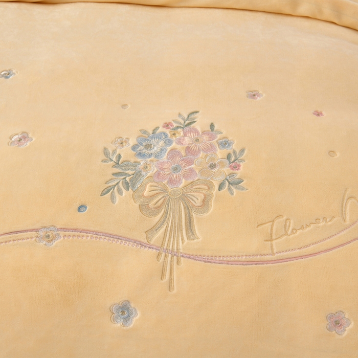 91家纺网 家纺一手货源 找家纺 梦之星 2025新款刺绣韩式花边牛奶绒四件套 花束-淡黄