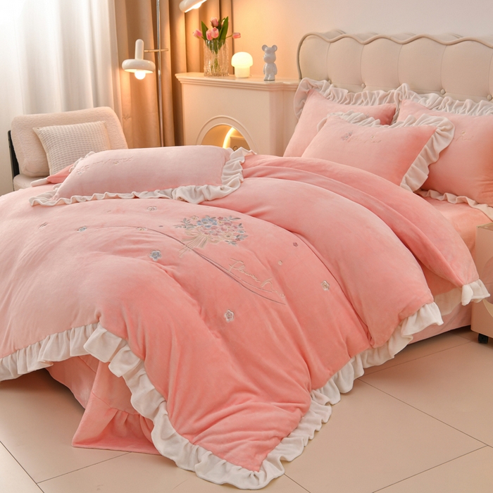 91家纺网 家纺一手货源 找家纺 梦之星 2025新款刺绣韩式花边牛奶绒四件套 花束-粉