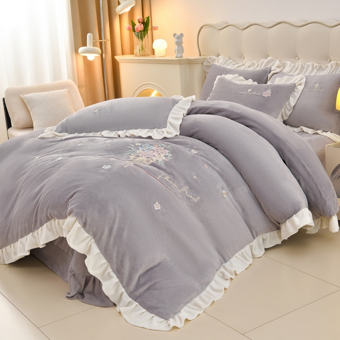 91家纺网 家纺一手货源 找家纺 梦之星 2025新款刺绣韩式花边牛奶绒四件套 花束-灰