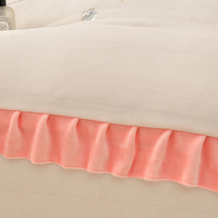 91家纺网 家纺一手货源 找家纺 梦之星 2025新款刺绣韩式花边牛奶绒四件套 花束-米白