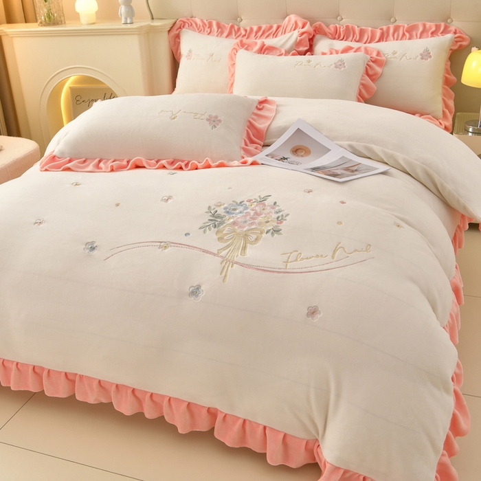 91家纺网 家纺一手货源 找家纺 梦之星 2025新款刺绣韩式花边牛奶绒四件套 花束-米白