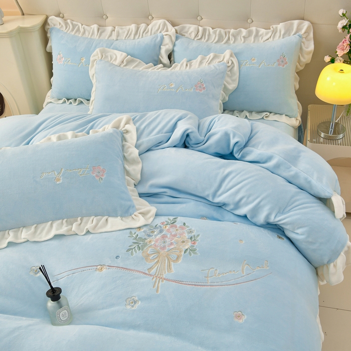 91家纺网 家纺一手货源 找家纺 梦之星 2025新款刺绣韩式花边牛奶绒四件套 花束-天空蓝