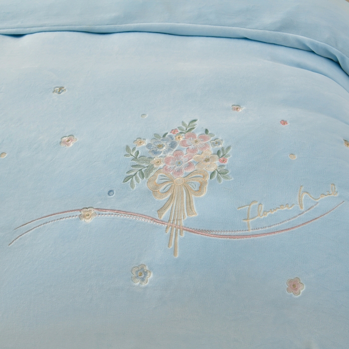 91家纺网 家纺一手货源 找家纺 梦之星 2025新款刺绣韩式花边牛奶绒四件套 花束-天空蓝