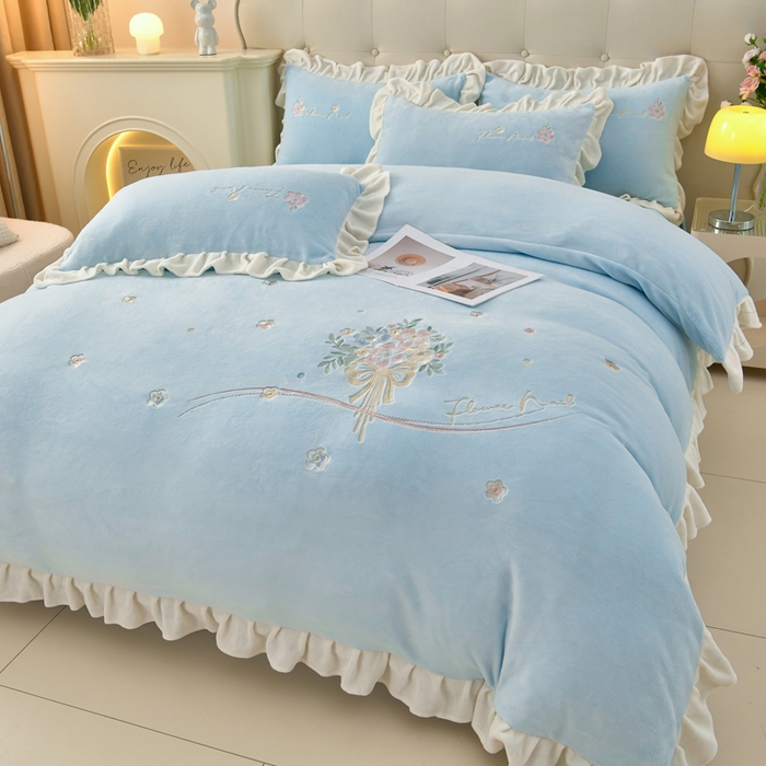 91家纺网 家纺一手货源 找家纺 梦之星 2025新款刺绣韩式花边牛奶绒四件套 花束-天空蓝