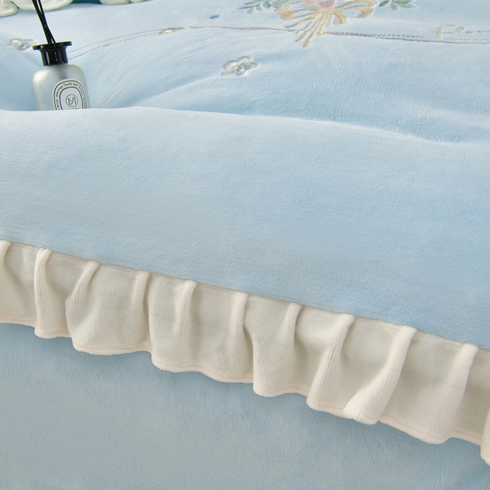 91家纺网 家纺一手货源 找家纺 梦之星 2025新款刺绣韩式花边牛奶绒四件套 花束-天空蓝