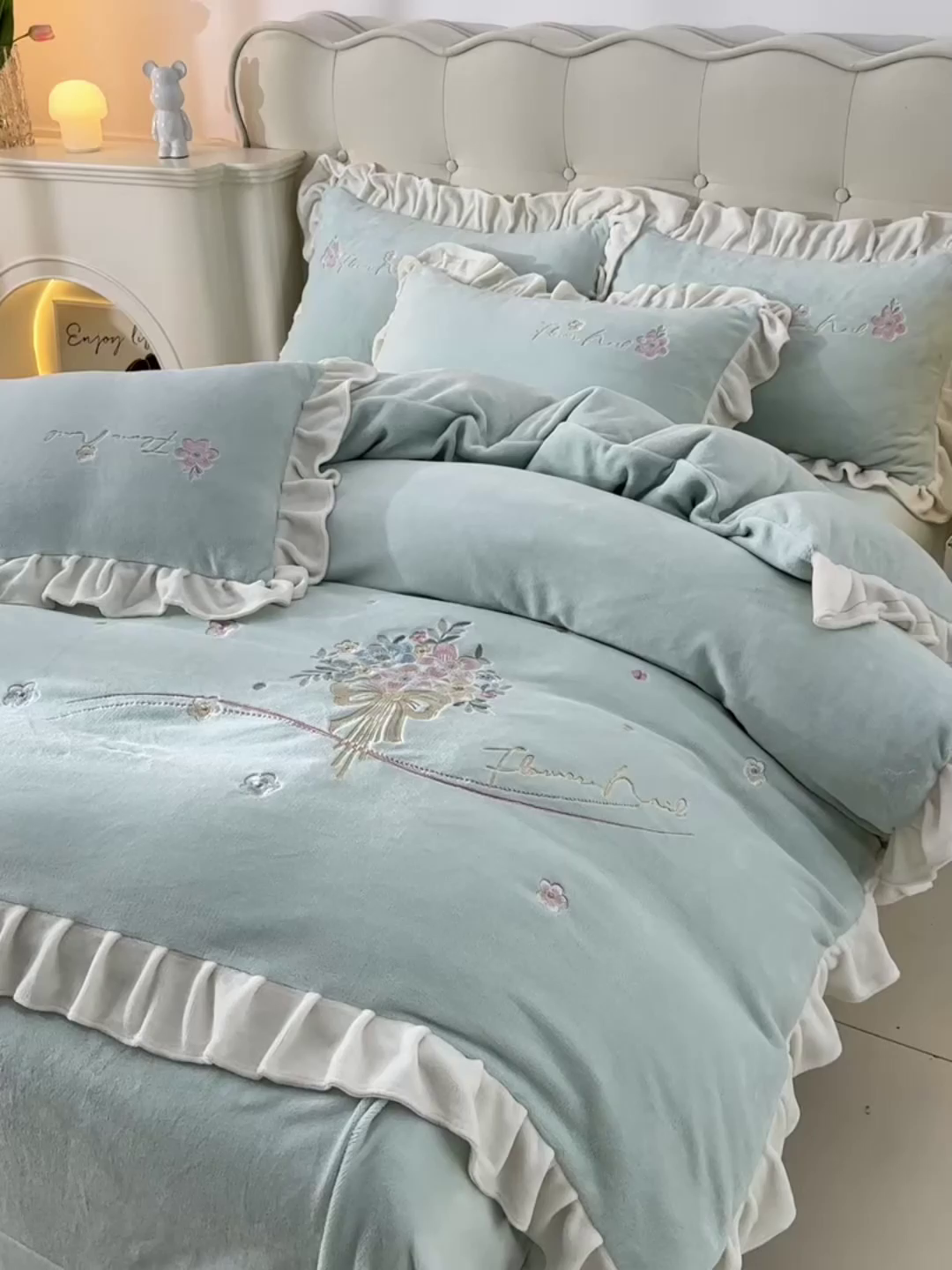 91家纺网 家纺一手货源 找家纺 梦之星 2025新款毛刺韩式花边牛奶绒四件套 花束-淡绿