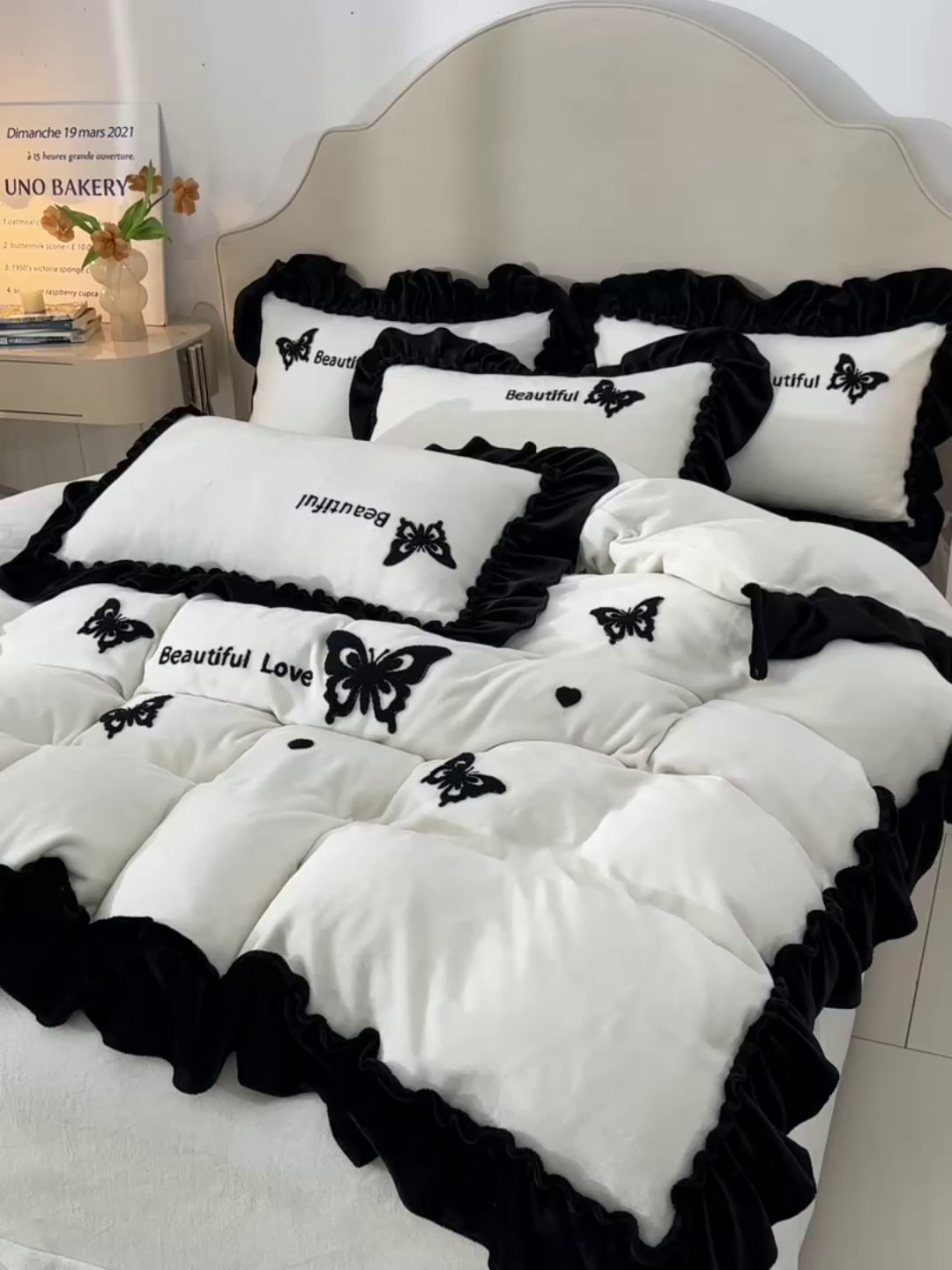 91家纺网 家纺一手货源 找家纺 梦之星 2025新款9斤毛巾绣韩式花边牛奶绒四件套 蝴蝶-米白