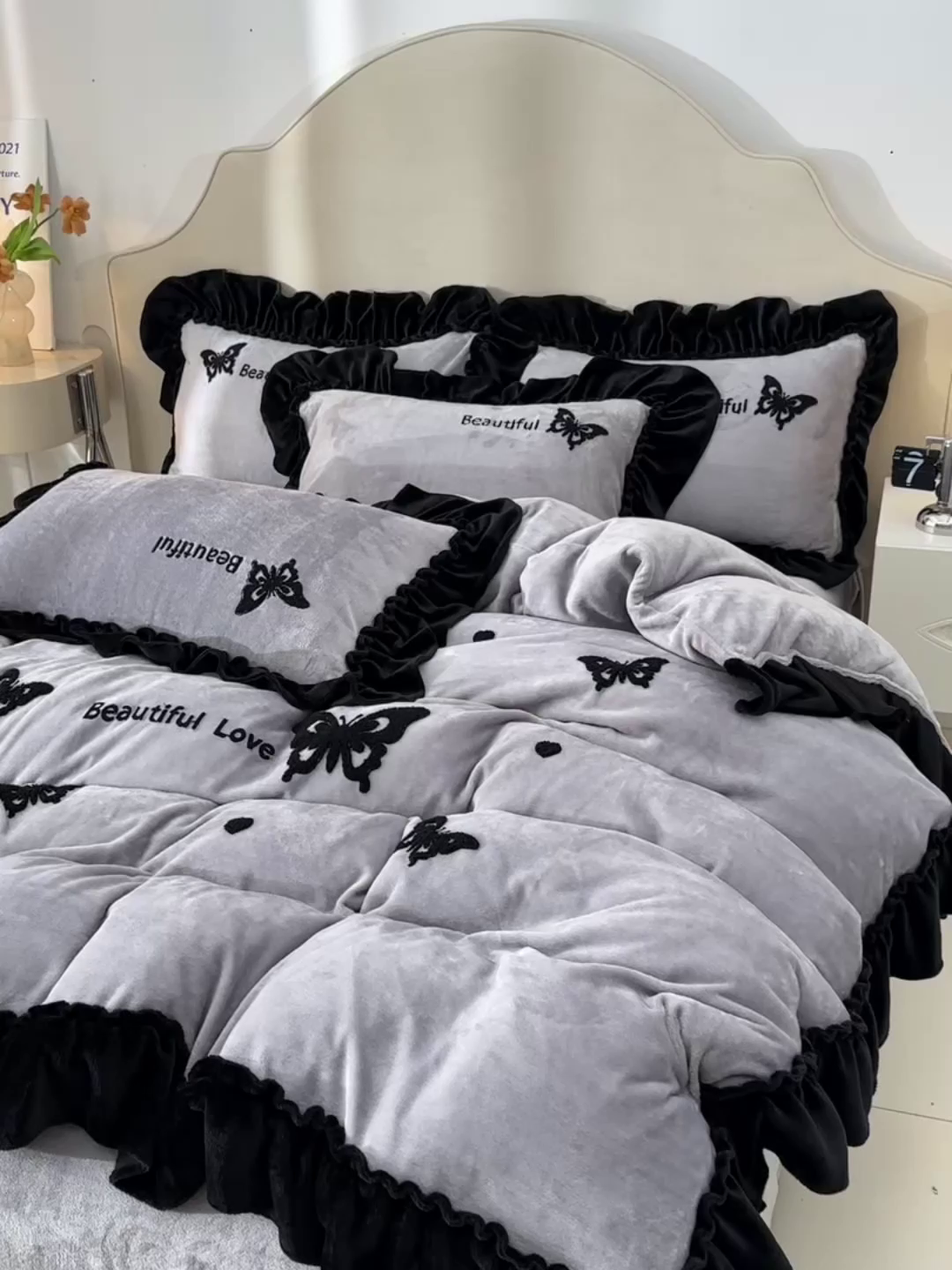 91家纺网 家纺一手货源 找家纺 梦之星 2025新款9斤毛巾绣韩式花边牛奶绒四件套 蝴蝶-灰