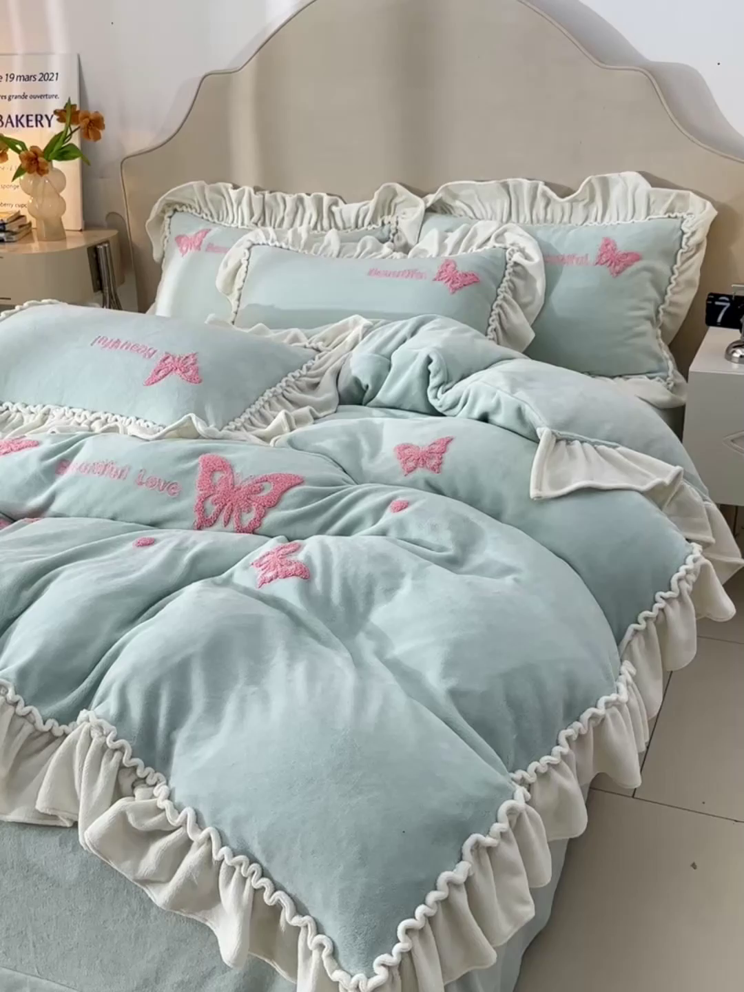 91家纺网 家纺一手货源 找家纺 梦之星 2025新款9斤毛巾绣韩式花边牛奶绒四件套 蝴蝶-淡绿