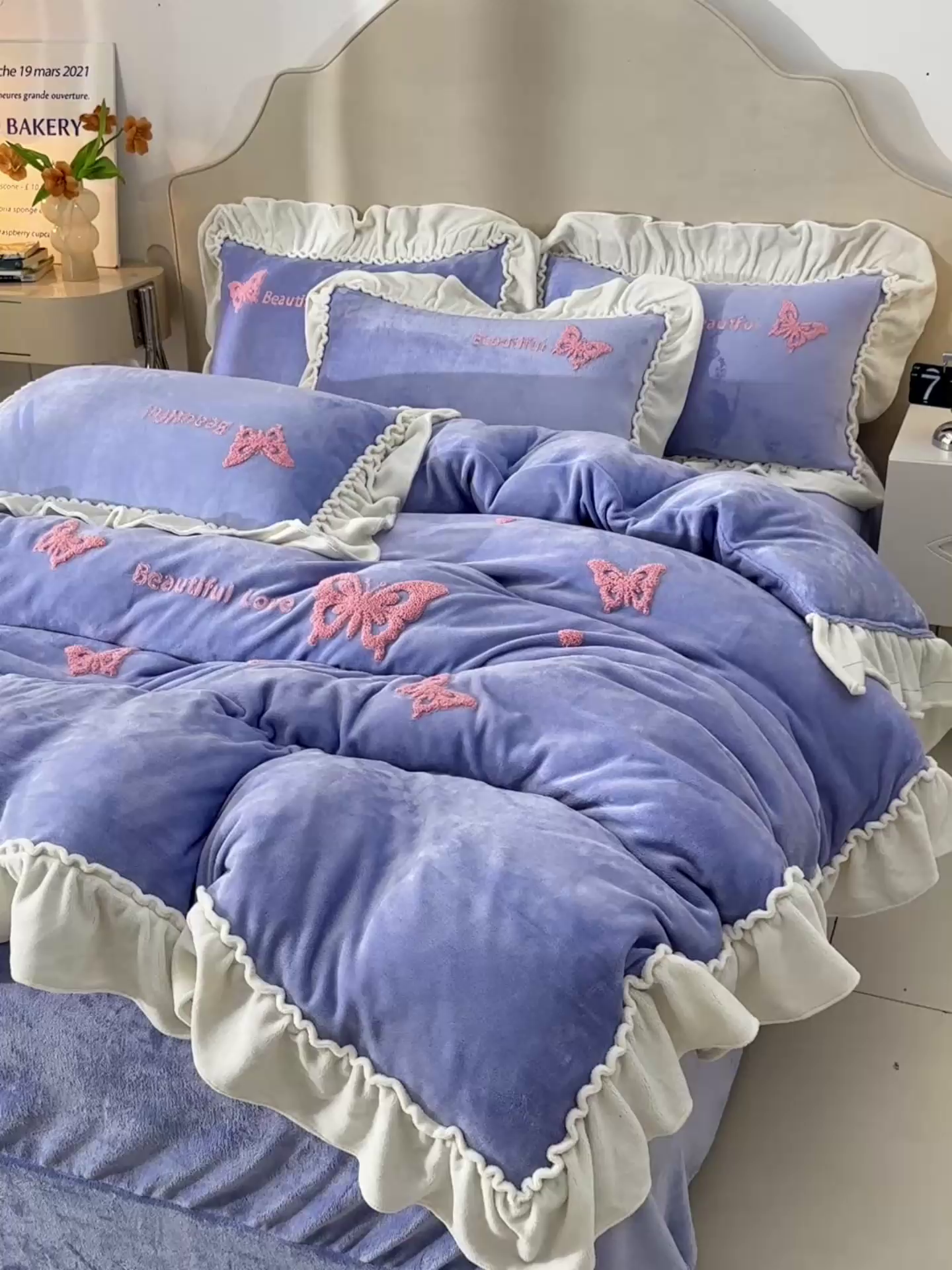 91家纺网 家纺一手货源 找家纺 梦之星 2025新款9斤毛巾绣韩式花边牛奶绒四件套 蝴蝶-淡蓝