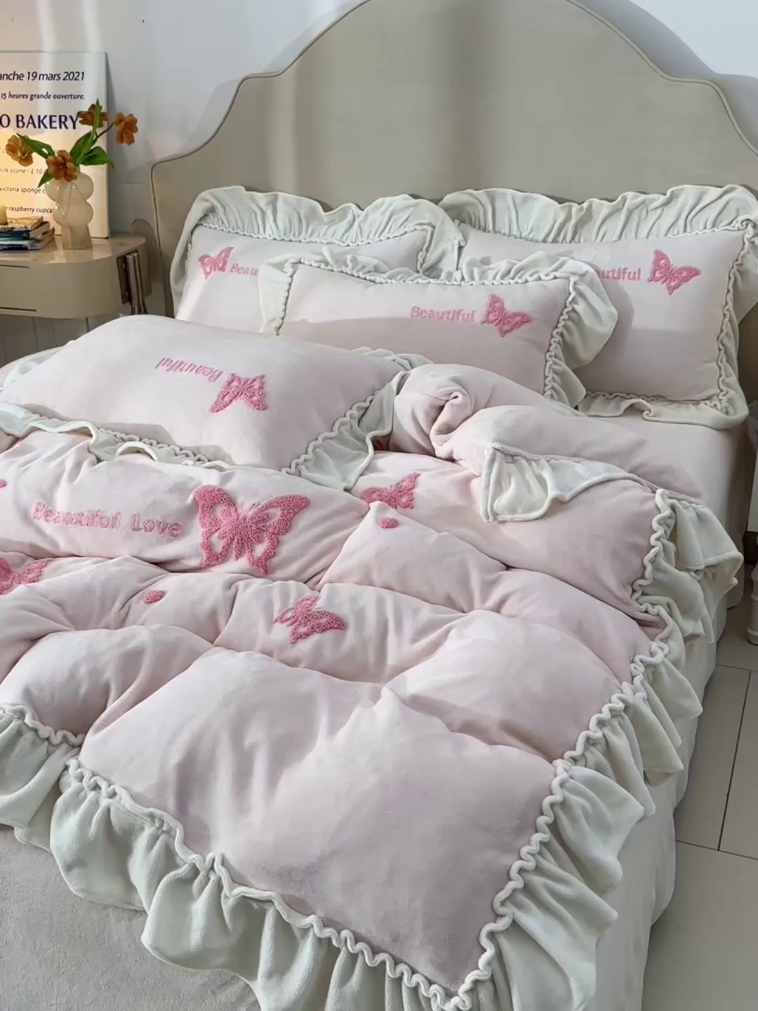 91家纺网 家纺一手货源 找家纺 梦之星 2025新款9斤毛巾绣韩式花边牛奶绒四件套 蝴蝶-淡粉