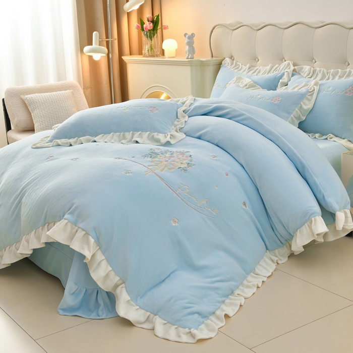 91家纺网 家纺一手货源 找家纺 梦之星 2025新款刺绣韩式花边牛奶绒四件套 花束-天空蓝