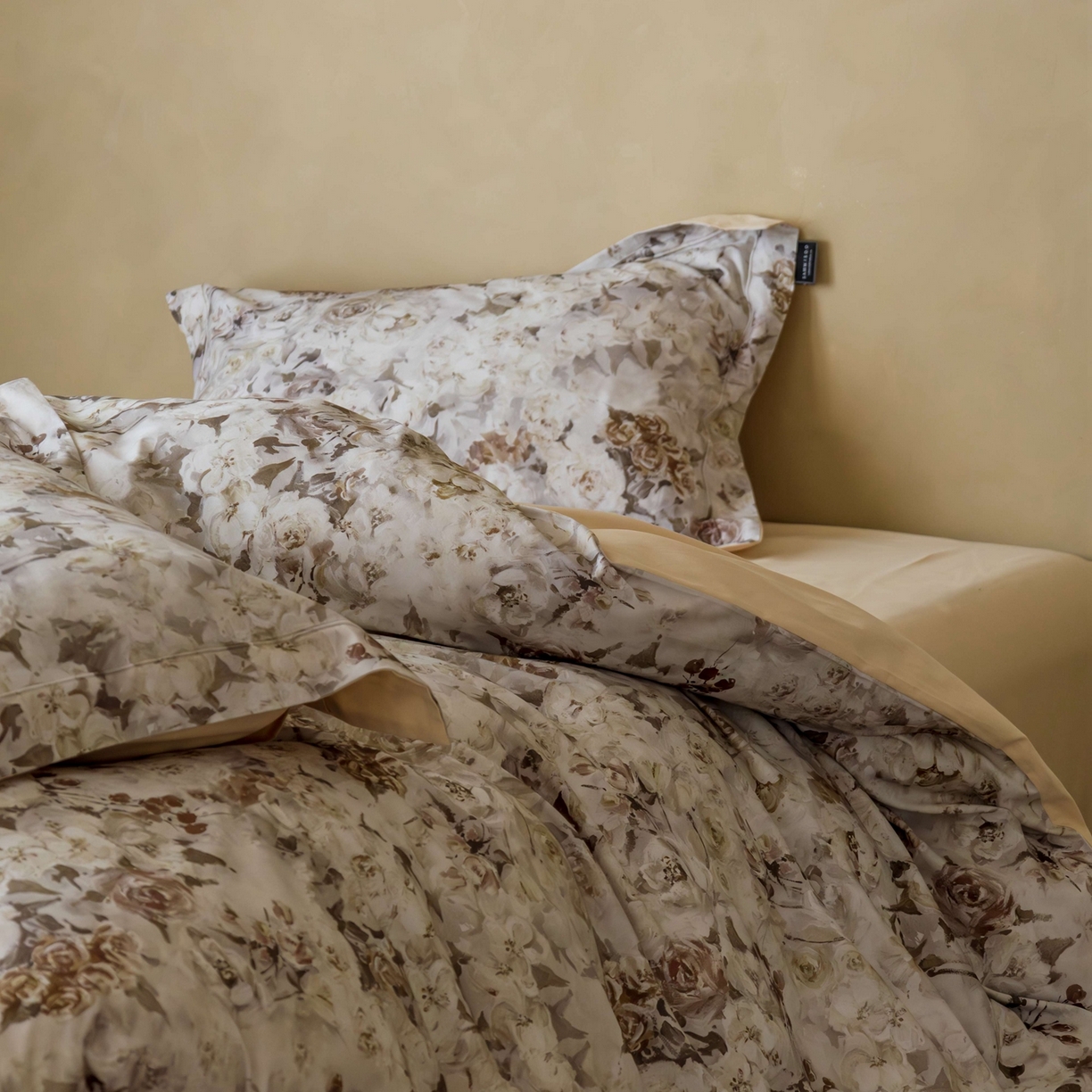 91家纺网 家纺一手货源 找家纺 三味舒屋 2025新款50s全棉纯棉磨毛印花四件套-秋日绮梦 塞纳花影浅金