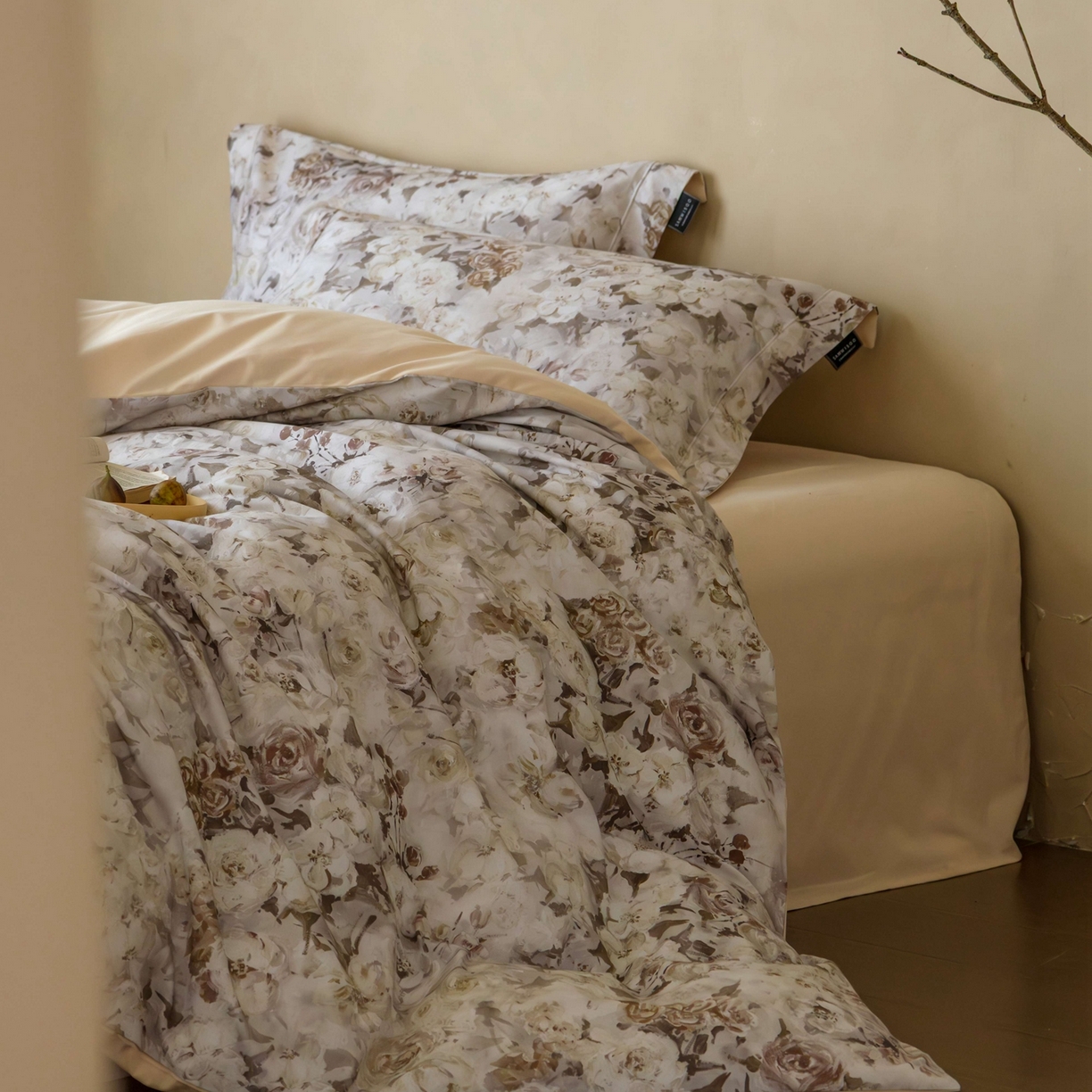 91家纺网 家纺一手货源 找家纺 三味舒屋 2025新款50s全棉纯棉磨毛印花四件套-秋日绮梦 塞纳花影浅金