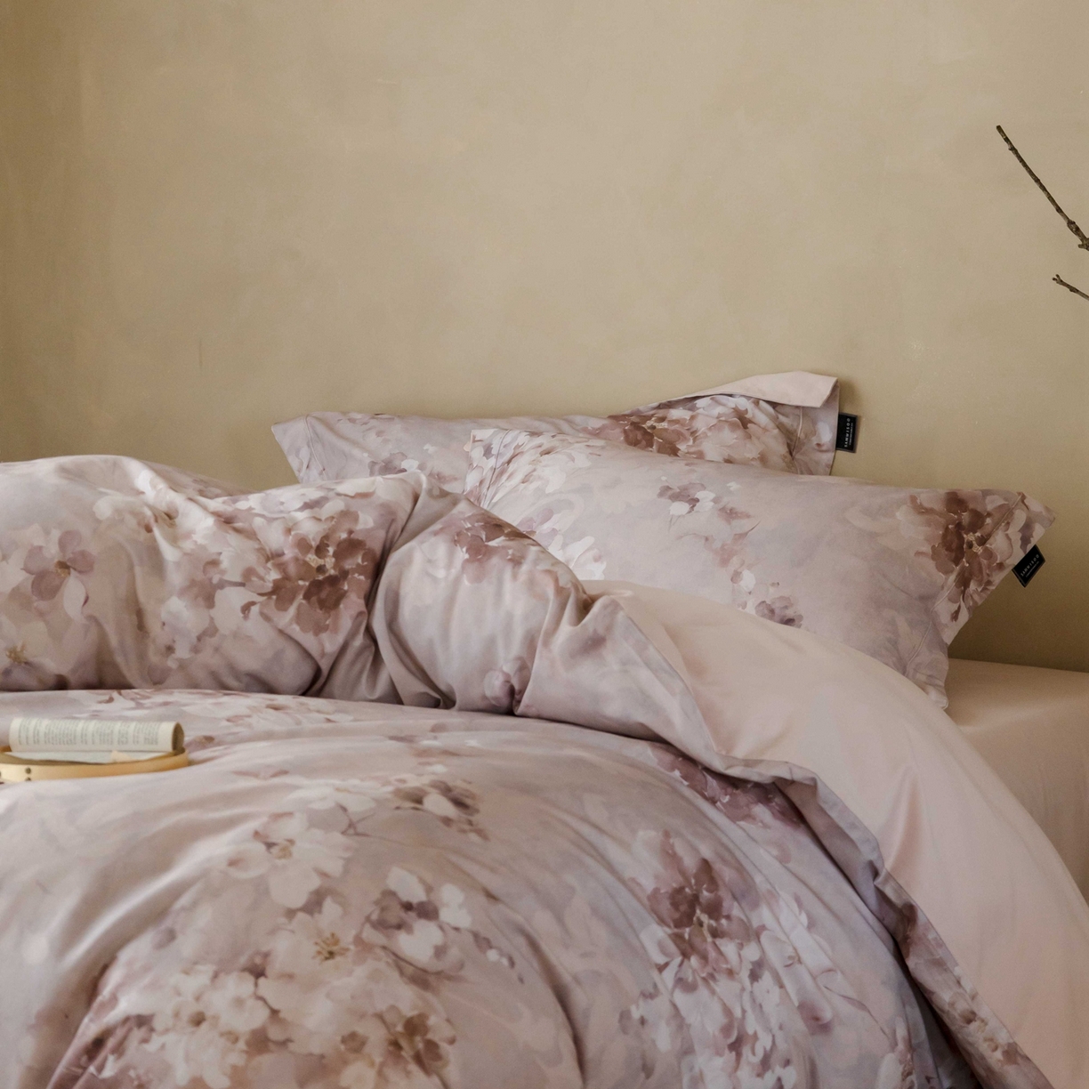 91家纺网 家纺一手货源 找家纺 三味舒屋 2025新款50s全棉纯棉磨毛印花四件套-秋日绮梦 楼兰梦境粉