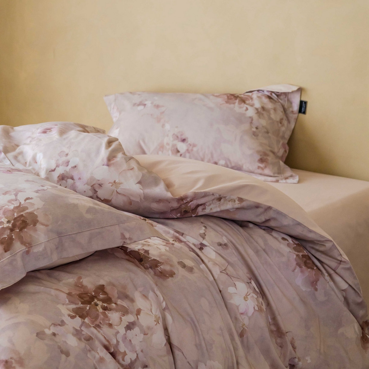 91家纺网 家纺一手货源 找家纺 三味舒屋 2025新款50s全棉纯棉磨毛印花四件套-秋日绮梦 楼兰梦境粉