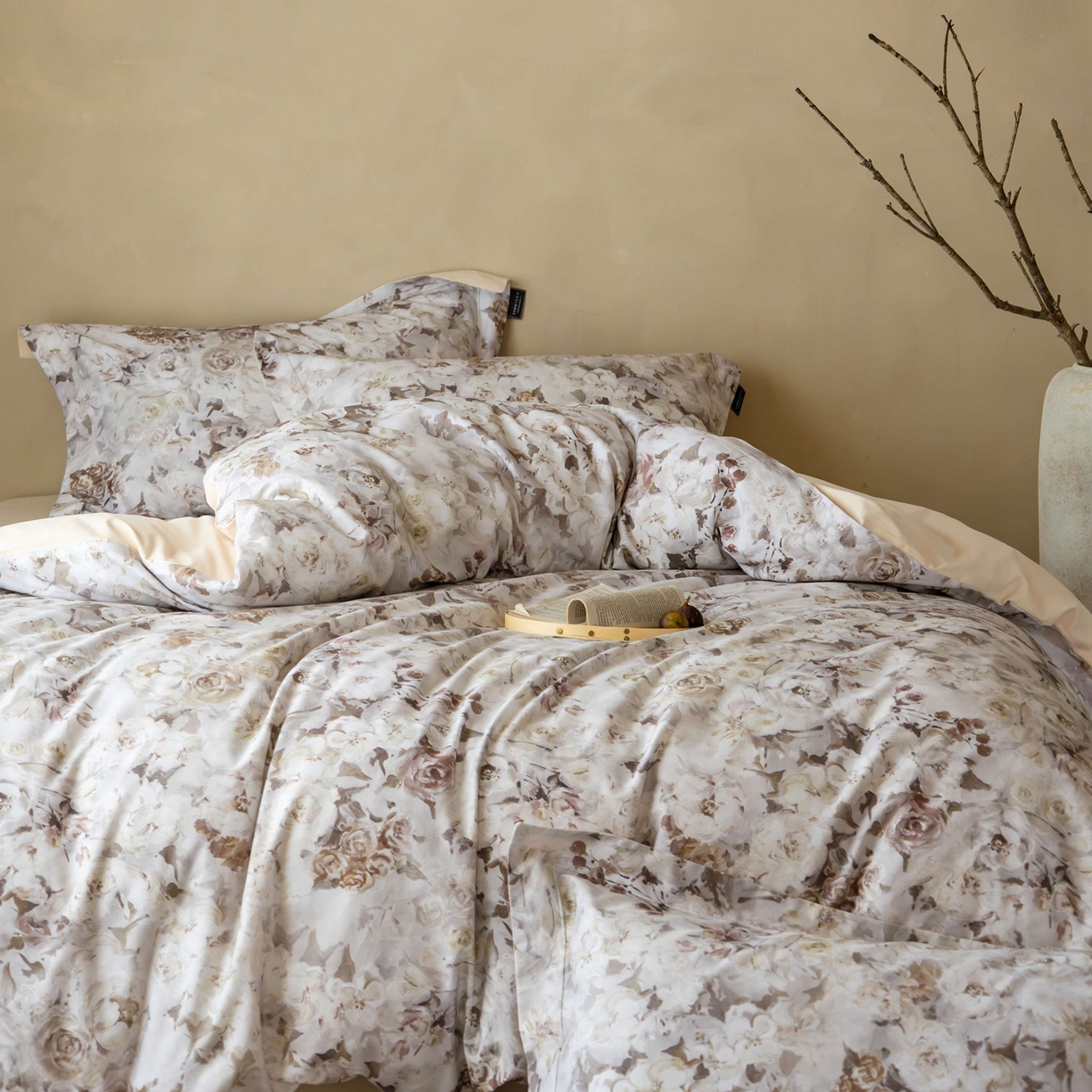 91家纺网 家纺一手货源 找家纺 三味舒屋 2025新款50s全棉纯棉磨毛印花四件套-秋日绮梦 塞纳花影浅金