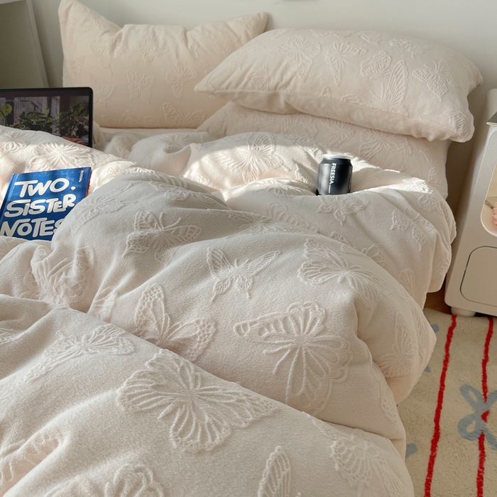 91家纺网 家纺一手货源 找家纺 （总）六巷胡同 2025新款INS博主风蝴蝶雕花A类牛奶绒四件套