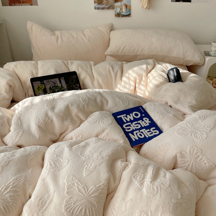 91家纺网 家纺一手货源 找家纺 （总）六巷胡同 2025新款INS博主风蝴蝶雕花A类牛奶绒四件套