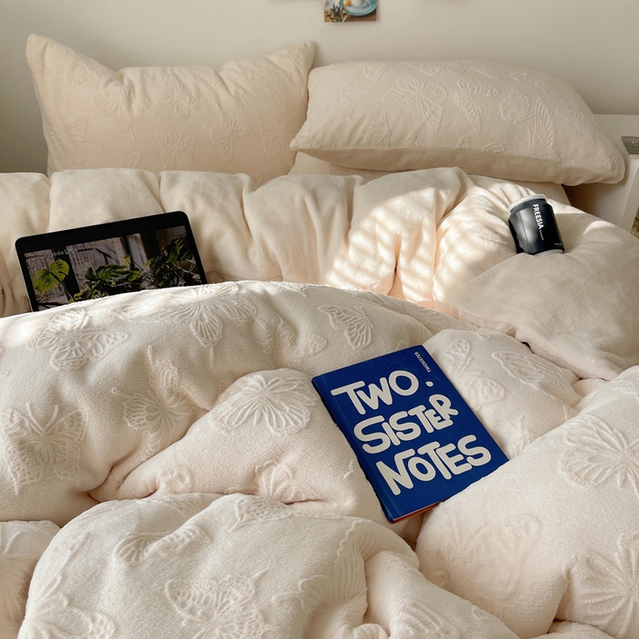 91家纺网 家纺一手货源 找家纺 （总）六巷胡同 2025新款INS博主风蝴蝶雕花A类牛奶绒四件套