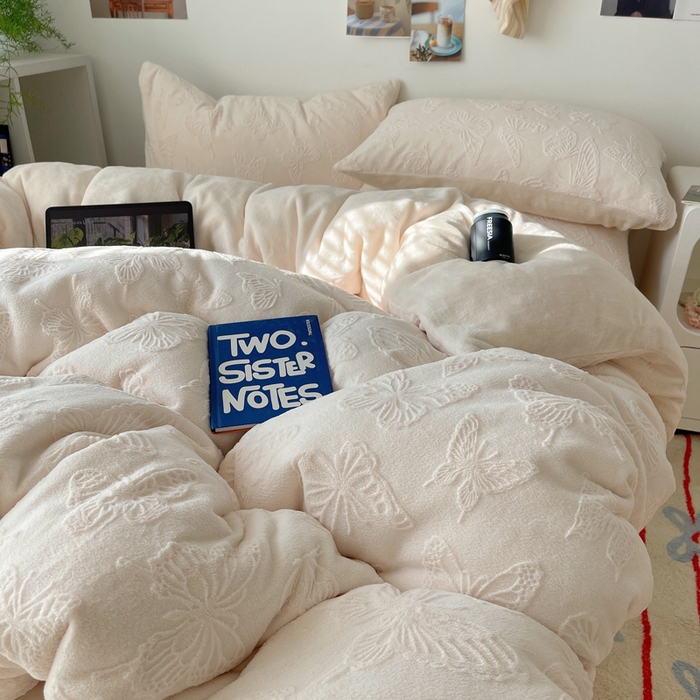 91家纺网 家纺一手货源 找家纺 （总）六巷胡同 2025新款INS博主风蝴蝶雕花A类牛奶绒四件套