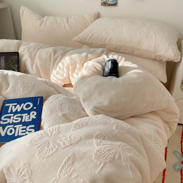 91家纺网 家纺一手货源 找家纺 （总）六巷胡同 2025新款INS博主风蝴蝶雕花A类牛奶绒四件套