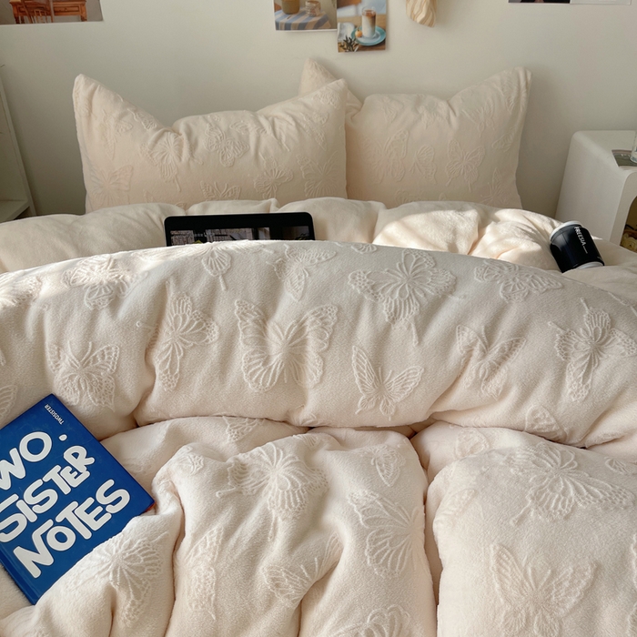 91家纺网 家纺一手货源 找家纺 （总）六巷胡同 2025新款INS博主风蝴蝶雕花A类牛奶绒四件套