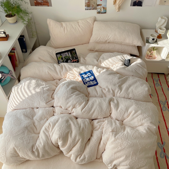 91家纺网 家纺一手货源 找家纺 （总）六巷胡同 2025新款INS博主风蝴蝶雕花A类牛奶绒四件套