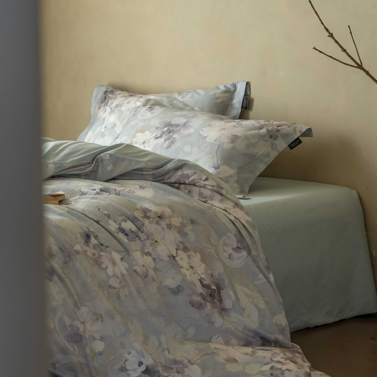 91家纺网 家纺一手货源 找家纺 三味舒屋 2025新款50s全棉纯棉磨毛印花四件套-秋日绮梦 楼兰梦境蓝