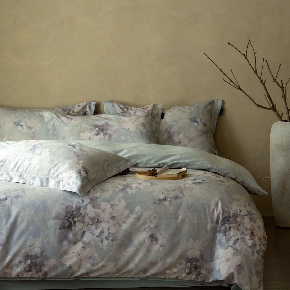 91家纺网 家纺一手货源 找家纺 三味舒屋 2025新款50s全棉纯棉磨毛印花四件套-秋日绮梦 楼兰梦境蓝