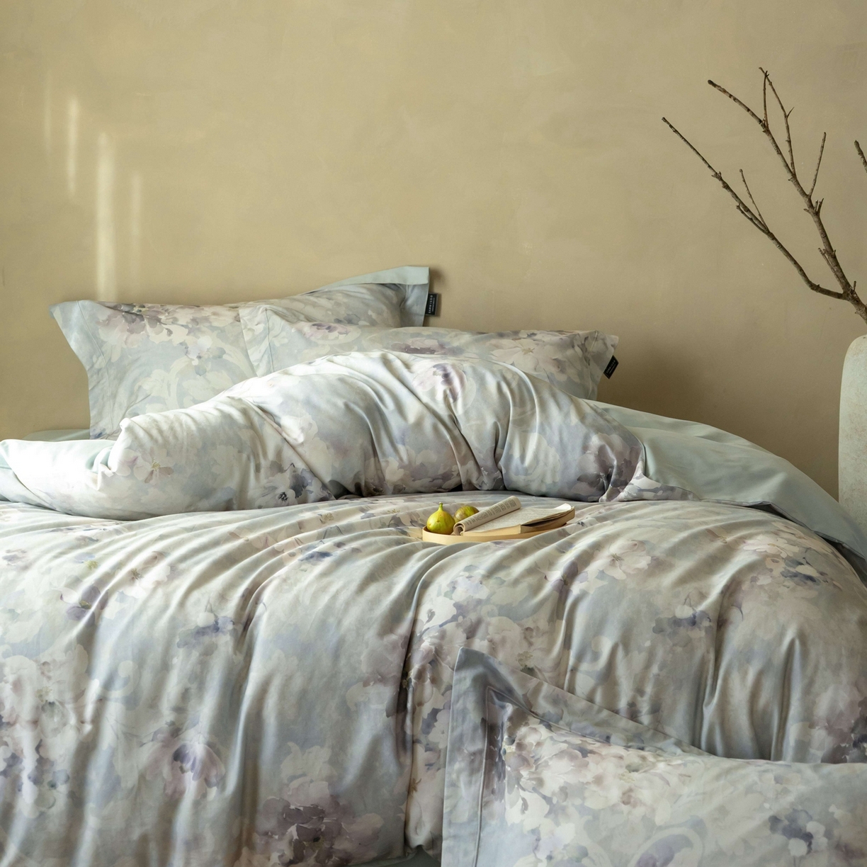 91家纺网 家纺一手货源 找家纺 三味舒屋 2025新款50s全棉纯棉磨毛印花四件套-秋日绮梦 楼兰梦境蓝