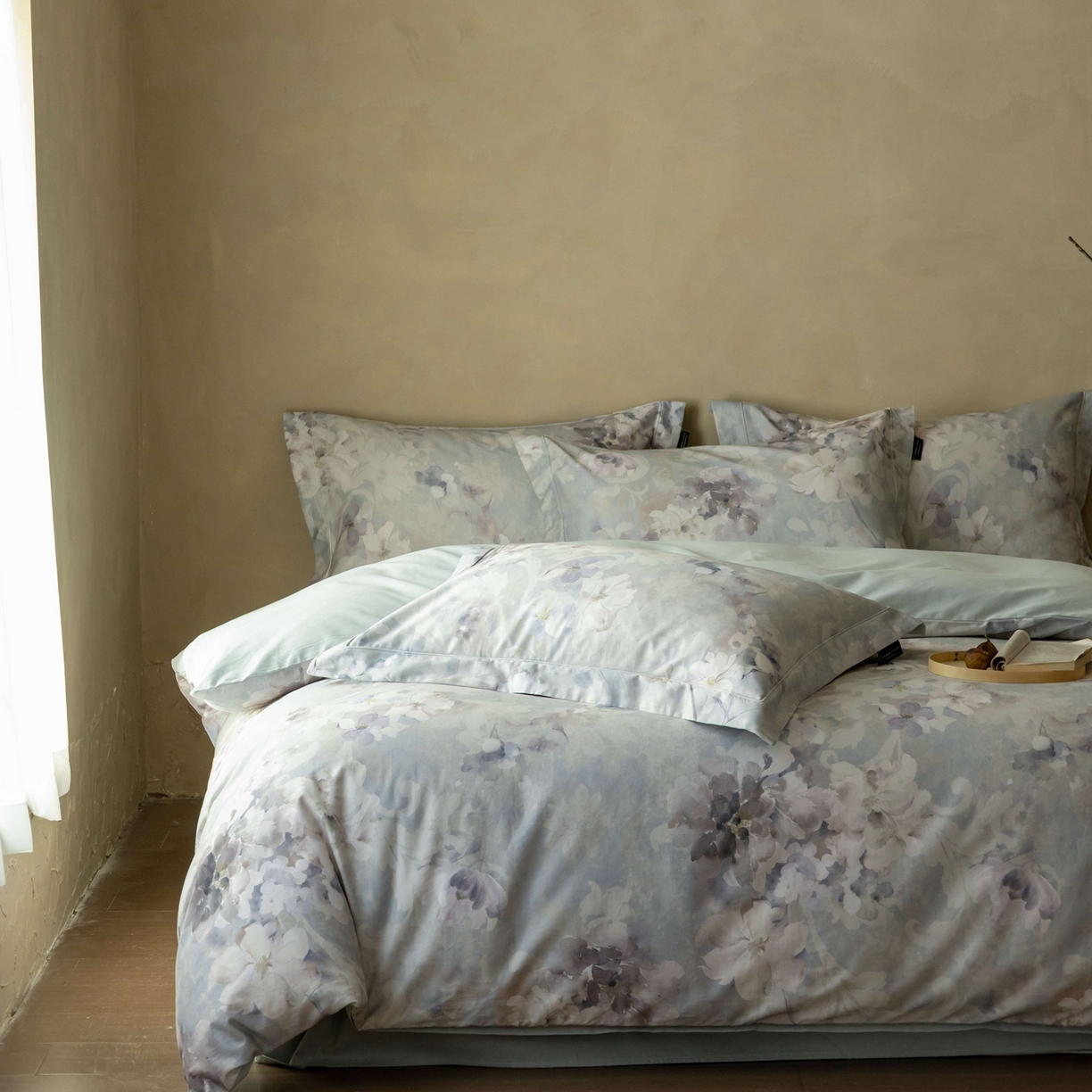 91家纺网 家纺一手货源 找家纺 三味舒屋 2025新款50s全棉纯棉磨毛印花四件套-秋日绮梦 楼兰梦境蓝