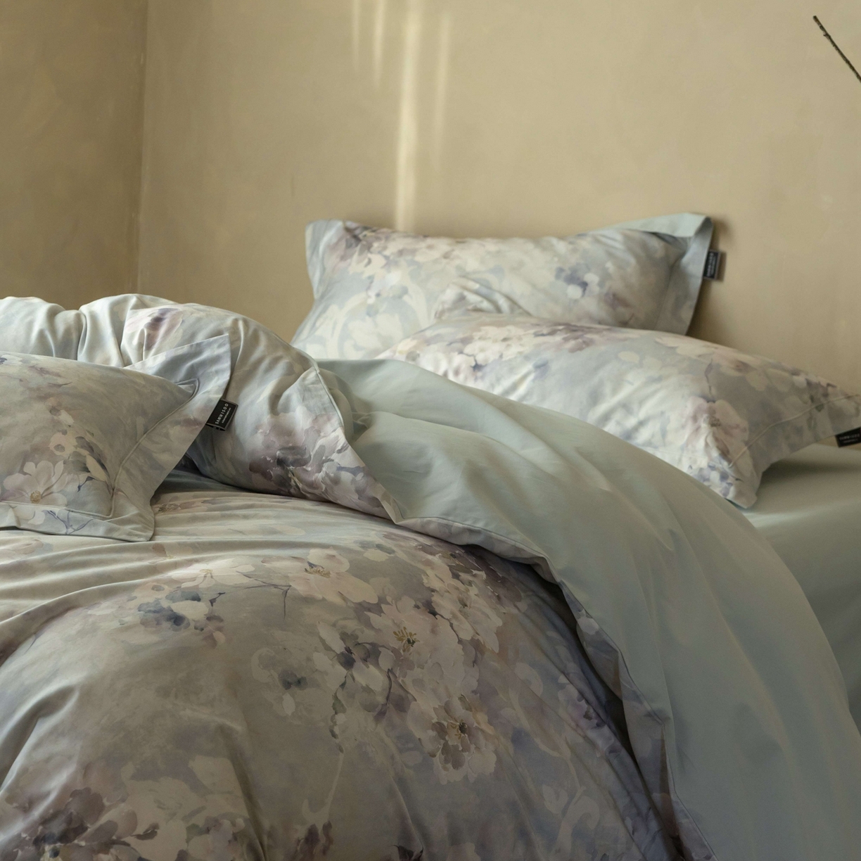 91家纺网 家纺一手货源 找家纺 三味舒屋 2025新款50s全棉纯棉磨毛印花四件套-秋日绮梦 楼兰梦境蓝