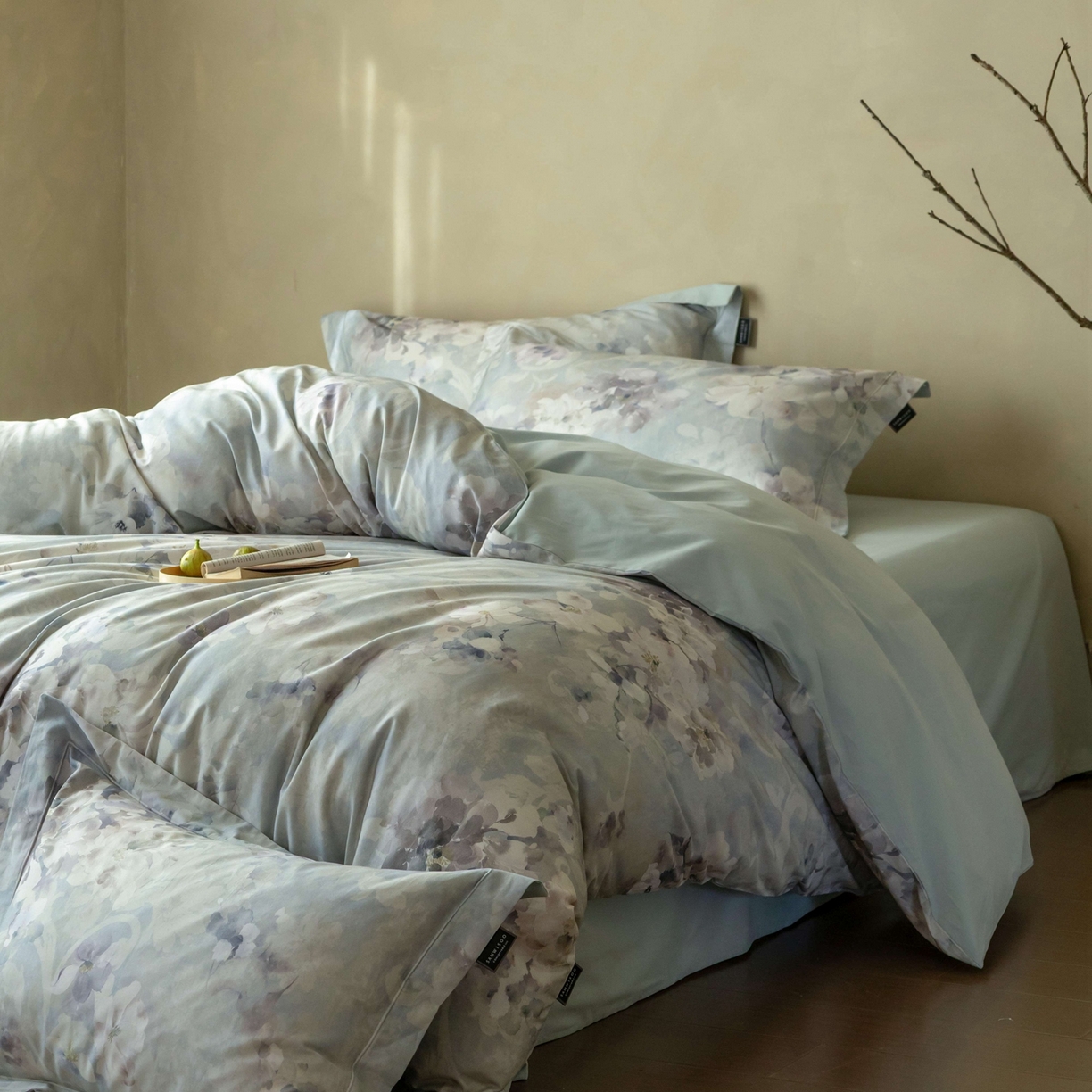 91家纺网 家纺一手货源 找家纺 三味舒屋 2025新款50s全棉纯棉磨毛印花四件套-秋日绮梦 楼兰梦境蓝