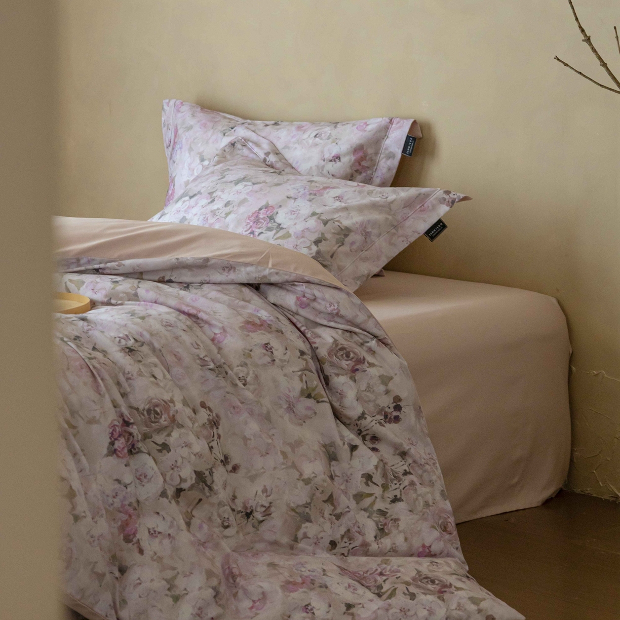 91家纺网 家纺一手货源 找家纺 三味舒屋 2025新款50s全棉纯棉磨毛印花四件套-秋日绮梦 塞纳花影粉