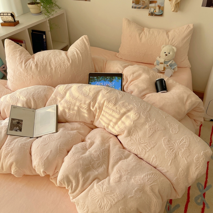 91家纺网 家纺一手货源 找家纺 （总）六巷胡同 2025新款INS博主风蝴蝶雕花A类牛奶绒四件套