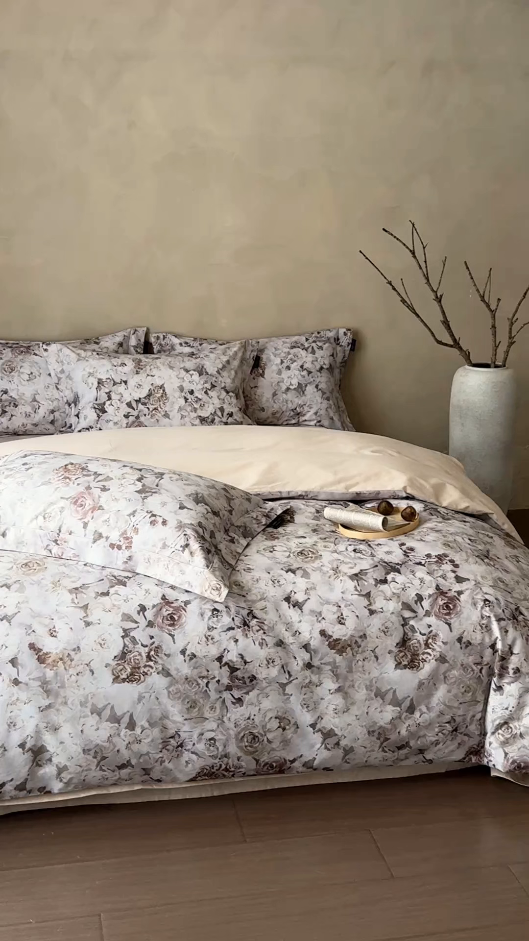 91家纺网 家纺一手货源 找家纺 三味舒屋 2025新款50s全棉纯棉磨毛印花四件套-秋日绮梦 塞纳花影浅金