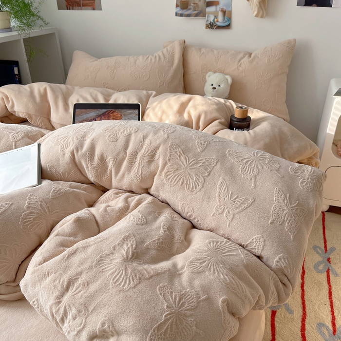 91家纺网 家纺一手货源 找家纺 （总）六巷胡同 2025新款INS博主风蝴蝶雕花A类牛奶绒四件套