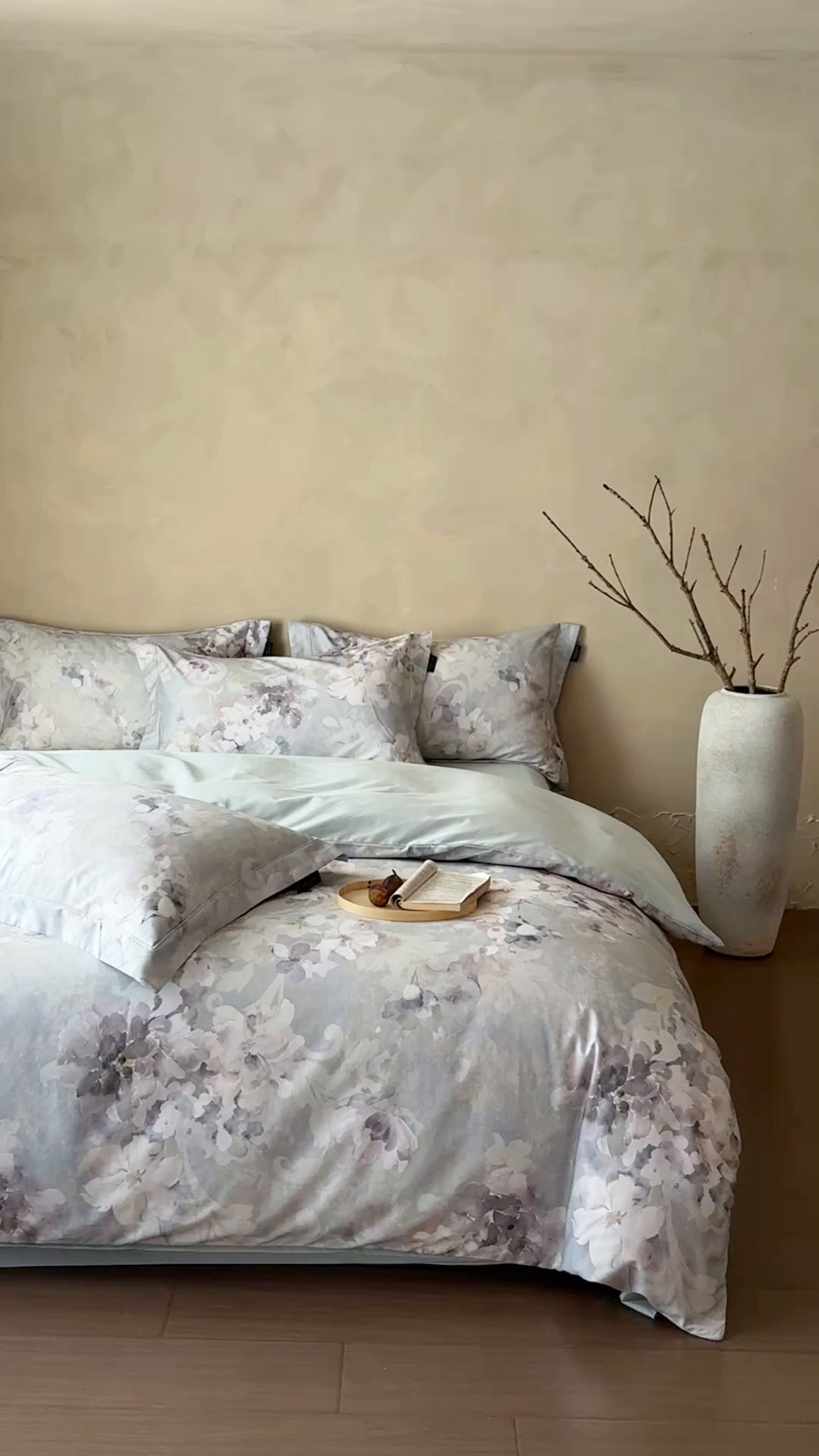 91家纺网 家纺一手货源 找家纺 三味舒屋 2025新款50s全棉纯棉磨毛印花四件套-秋日绮梦 楼兰梦境蓝